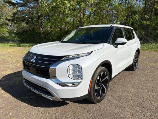 Gray 2022 Mitsubishi Outlander SE Launch Edition