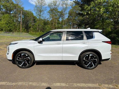 Gray 2022 Mitsubishi Outlander SE Launch Edition