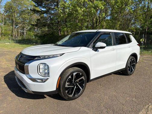 Gray 2022 Mitsubishi Outlander SE Launch Edition