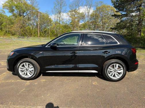 Mythos Black Metallic 2023 Audi Q5 45 S line quattro Premium