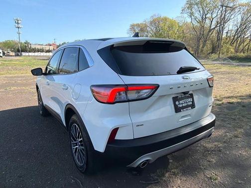 White 2022 Ford Escape PHEV SE