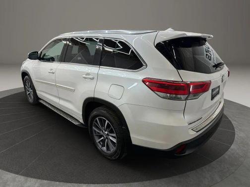 White 2018 Toyota Highlander XLE