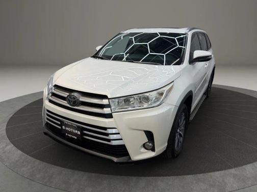 White 2018 Toyota Highlander XLE