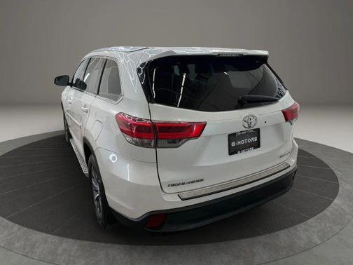 White 2018 Toyota Highlander XLE