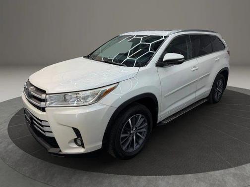 White 2018 Toyota Highlander XLE