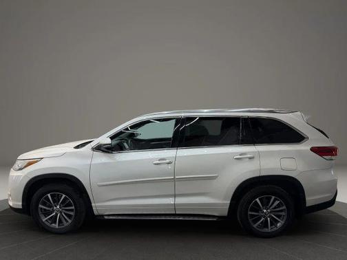White 2018 Toyota Highlander XLE