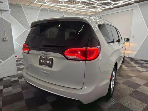 White 2019 Chrysler Pacifica Touring-L Plus