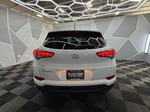 Dazzling White 2018 Hyundai TUCSON SE