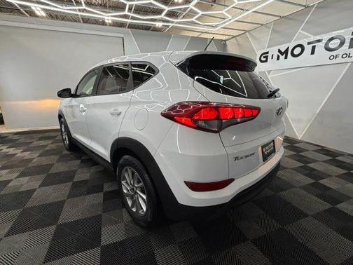 Dazzling White 2018 Hyundai TUCSON SE