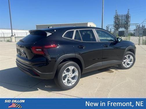 Mosaic Black Metallic 2026 Chevrolet Trax LS