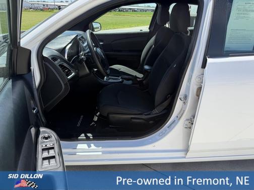 Bright White Clearcoat 2013 Dodge Avenger SE