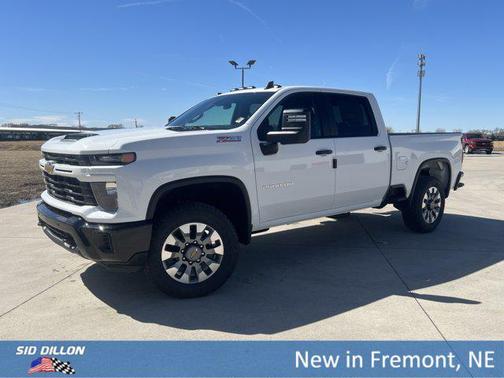 Summit White 2026 Chevrolet Silverado 2500 Custom