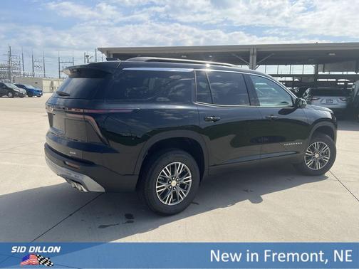 Mosaic Black Metallic 2027 Chevrolet Traverse LT