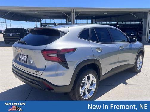 Sterling Gray Metallic 2026 Chevrolet Trax LS