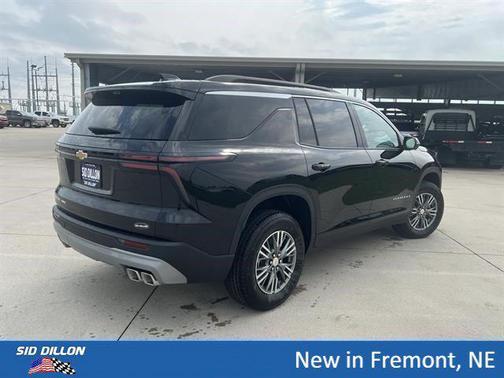 Mosaic Black Metallic 2026 Chevrolet Traverse LT