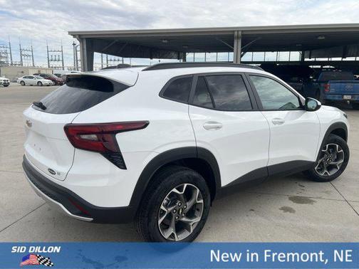 Summit White 2026 Chevrolet Trax LT