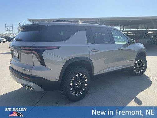 Sandstone Gray 2026 Chevrolet Traverse AWD Z71