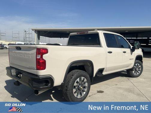 White Sands 2026 Chevrolet Silverado 2500 Custom