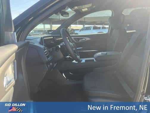 Mosaic Black Metallic 2027 Chevrolet Traverse LT