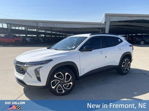 Summit White 2026 Chevrolet Trax FWD 2RS