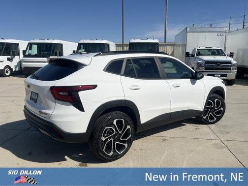 Summit White 2026 Chevrolet Trax FWD 2RS