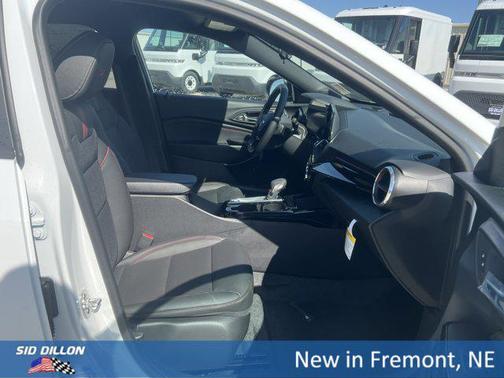 Summit White 2026 Chevrolet Trax FWD 2RS