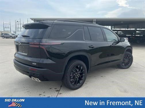 Mosaic Black Metallic 2026 Chevrolet Traverse LT