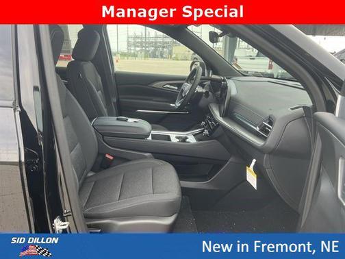 Mosaic Black Metallic 2026 Chevrolet Traverse LT