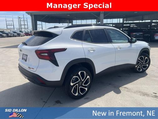 Summit White 2026 Chevrolet Trax FWD 2RS