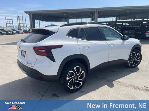 Summit White 2026 Chevrolet Trax FWD 2RS