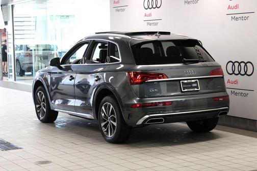 Daytona Gray Pearl Effect 2024 Audi Q5 45 S line quattro Premium