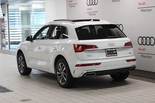 Glacier White Metallic 2023 Audi Q5 45 S line quattro Premium