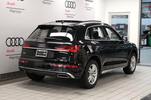 Mythos Black Metallic 2023 Audi Q5 45 S line quattro Premium