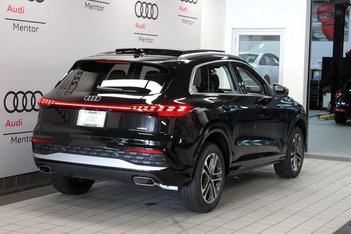 Mythos Black Metallic 2026 Audi Q5