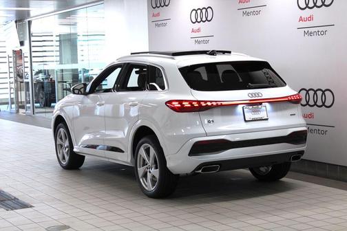 Glacier White Metallic 2026 Audi Q5 PLUS