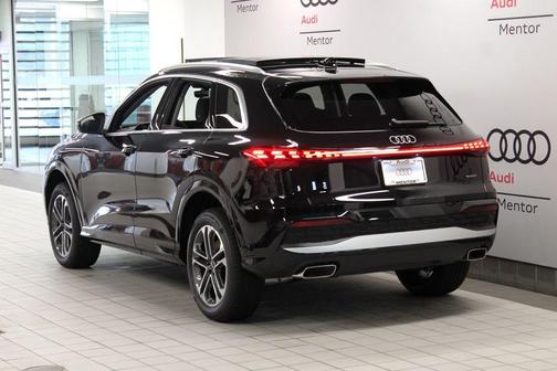 Mythos Black Metallic 2026 Audi Q5