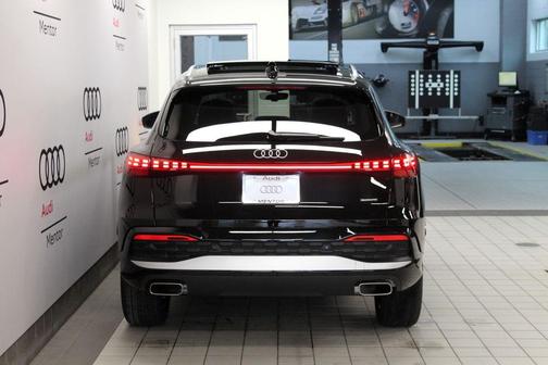 Mythos Black Metallic 2026 Audi Q5