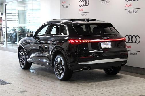 Mythos Black Metallic 2026 Audi Q5