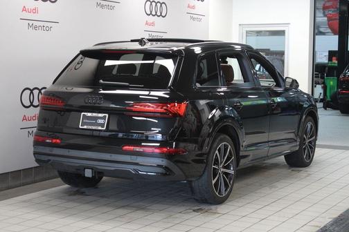 Mythos Black Metallic 2023 Audi Q7 55 Premium Plus