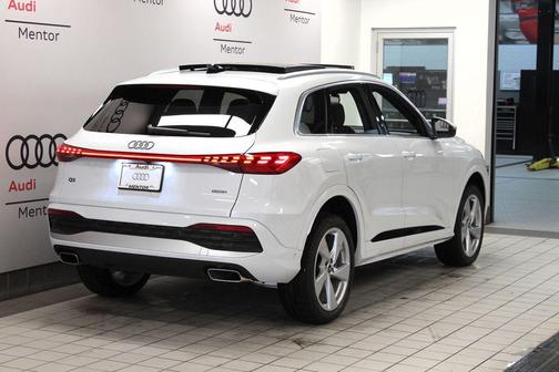 Glacier White Metallic 2026 Audi Q5 PLUS