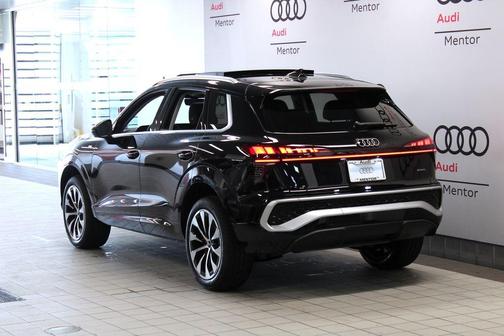 Mythos Black Metallic 2026 Audi Q3 S line