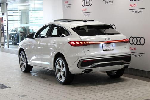 Glacier White Metallic 2026 Audi Q5 Sportback PLUS
