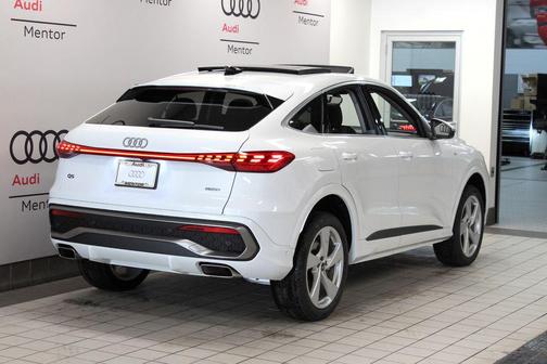 Glacier White Metallic 2026 Audi Q5 Sportback PLUS