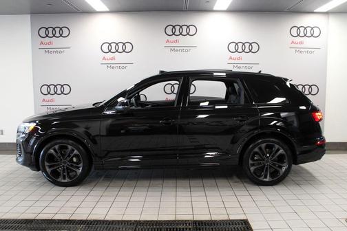 Mythos Black Metallic 2026 Audi Q7 PLUS