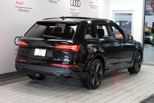 Mythos Black Metallic 2026 Audi Q7 PLUS