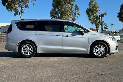 Silver Mist Clearcoat 2023 Chrysler Pacifica Touring L