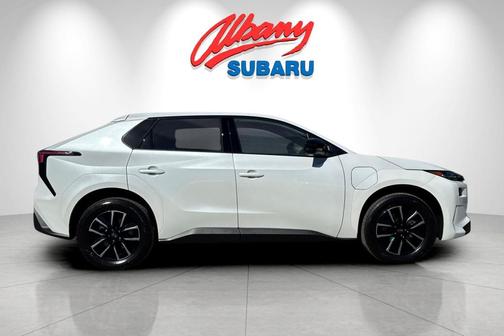 White Pearl 2026 Subaru Solterra Premium