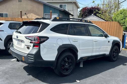 Crystal White Pearl 2022 Subaru Outback Wilderness