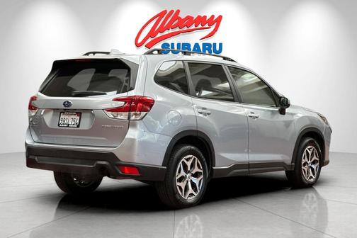 Ice Silver Metallic 2022 Subaru Forester Premium
