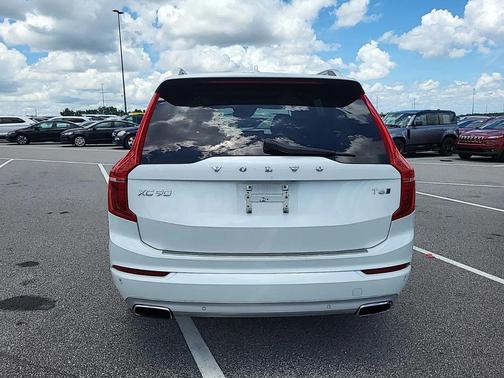 2017 Volvo XC90 T6 Momentum